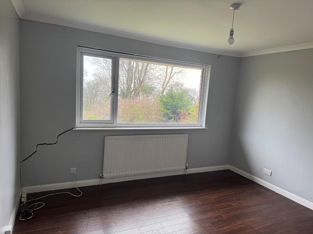 Lot: 142 - DETACHED BUNGALOW WITH STRUCTURAL MOVEMENT - One of the Bedrooms